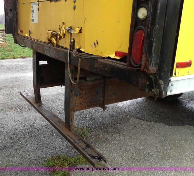 image for item E5691 2000 Ford F650 XL Super Duty box truck