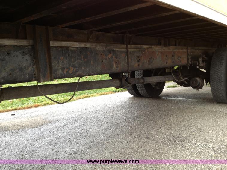 image for item E5691 2000 Ford F650 XL Super Duty box truck