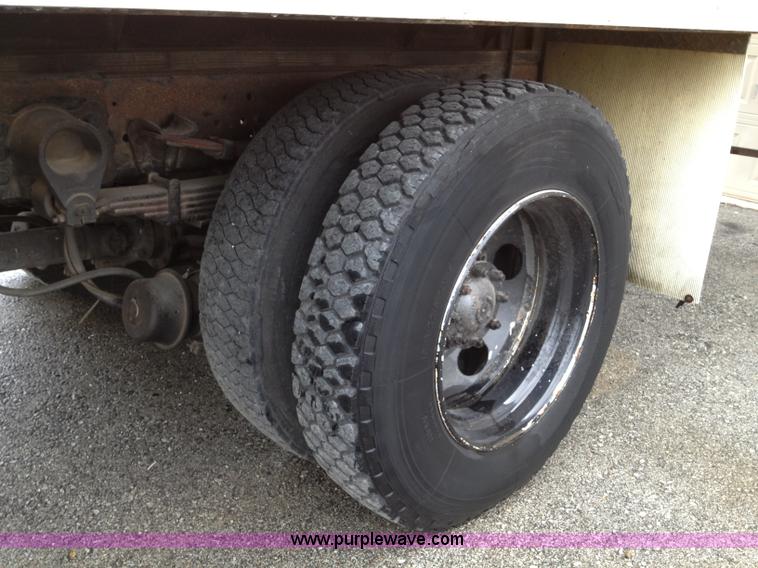 image for item E5691 2000 Ford F650 XL Super Duty box truck