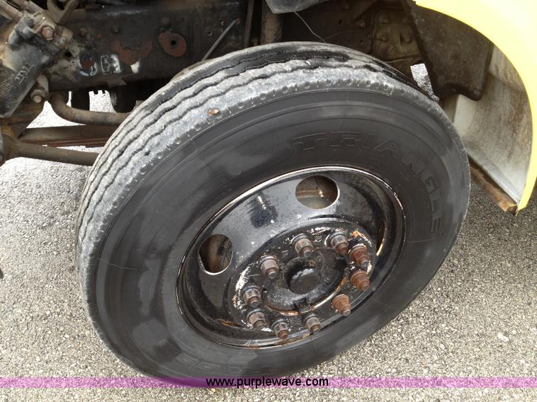 image for item E5691 2000 Ford F650 XL Super Duty box truck