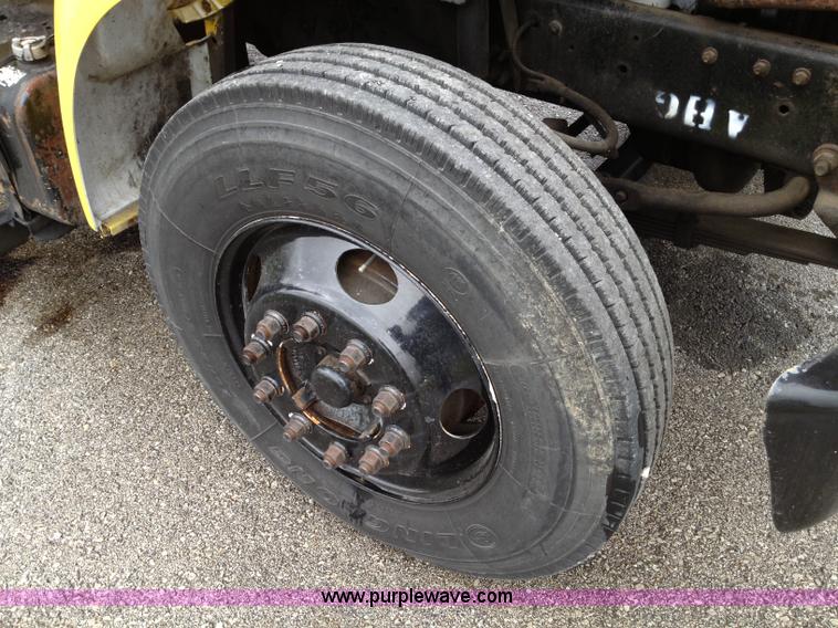 image for item E5691 2000 Ford F650 XL Super Duty box truck