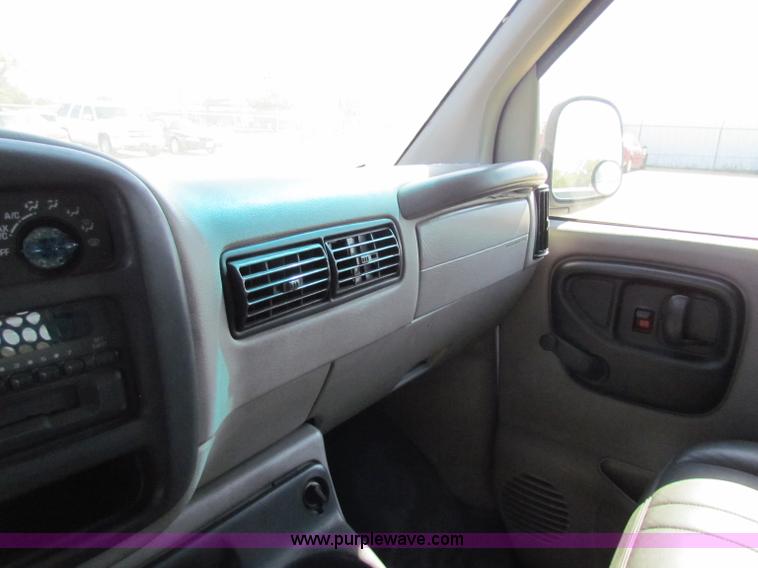 image for item E8107 1997 GMC Savana 2500 van