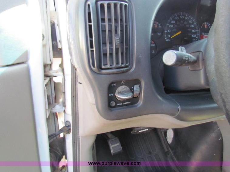 image for item E8107 1997 GMC Savana 2500 van