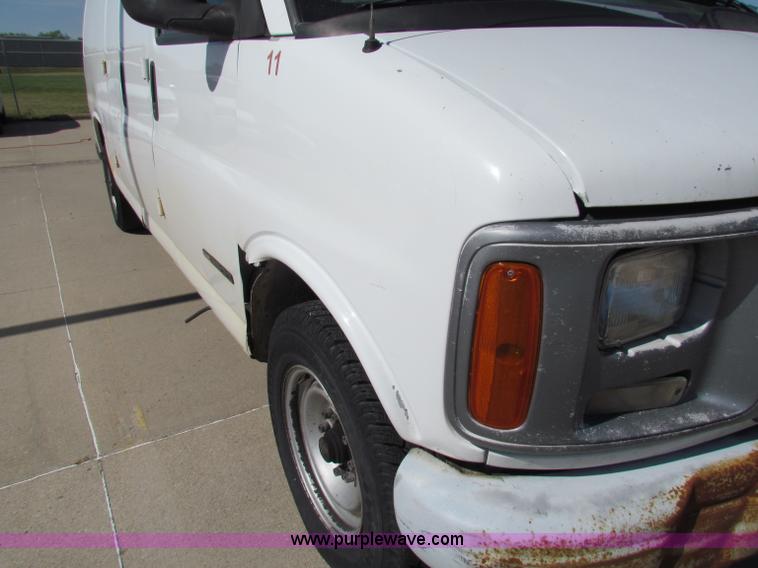 image for item E8107 1997 GMC Savana 2500 van