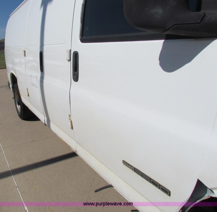 image for item E8107 1997 GMC Savana 2500 van