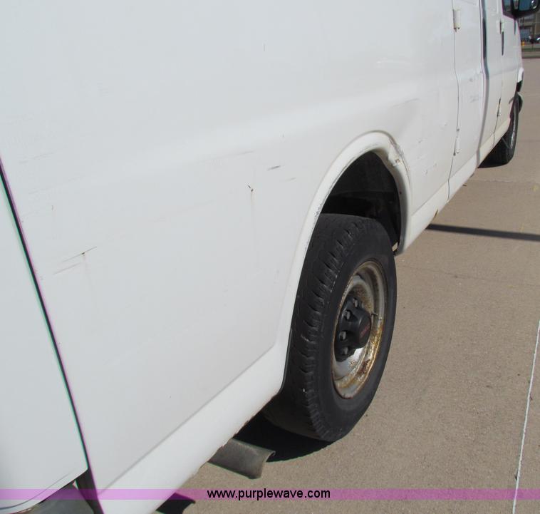 image for item E8107 1997 GMC Savana 2500 van