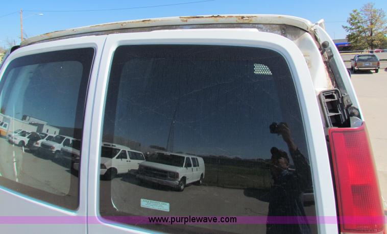 image for item E8107 1997 GMC Savana 2500 van