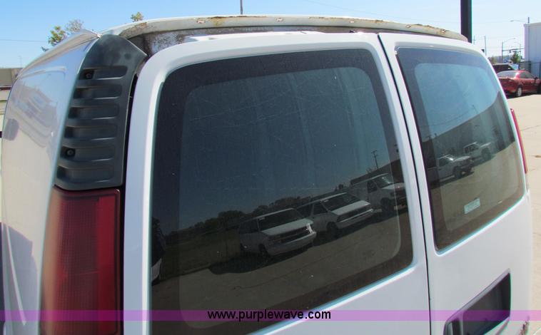 image for item E8107 1997 GMC Savana 2500 van