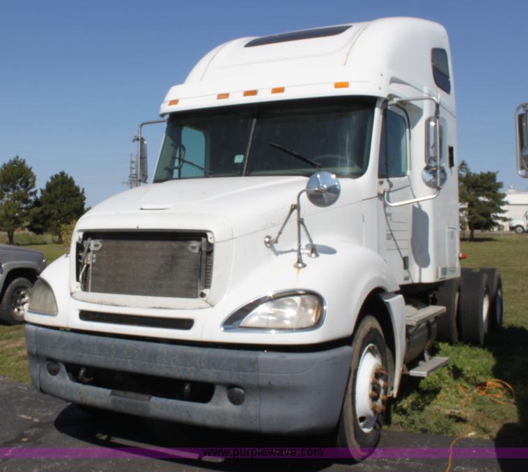 image for item E8124 2002 Freightliner Columbia semi truck
