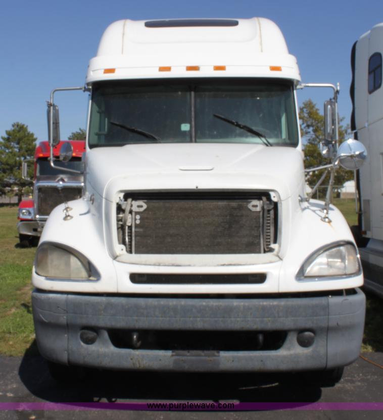 image for item E8124 2002 Freightliner Columbia semi truck