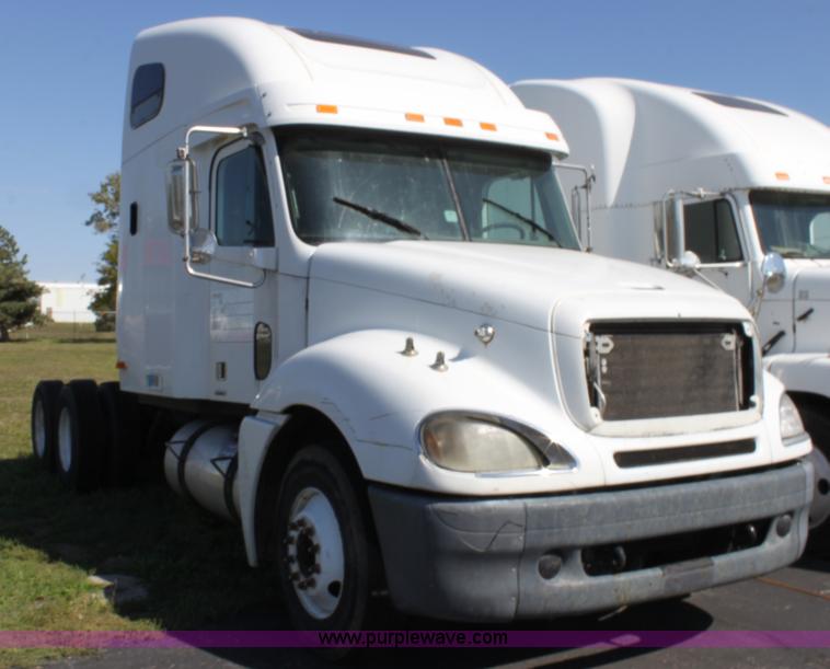 image for item E8124 2002 Freightliner Columbia semi truck