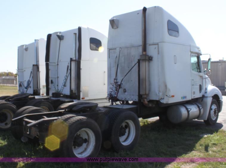 image for item E8124 2002 Freightliner Columbia semi truck