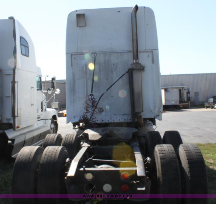 image for item E8124 2002 Freightliner Columbia semi truck