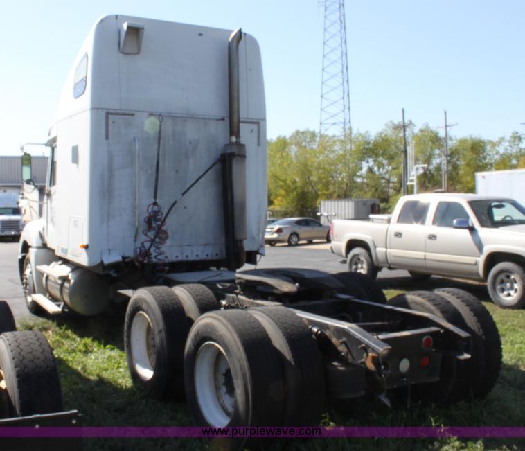 image for item E8124 2002 Freightliner Columbia semi truck