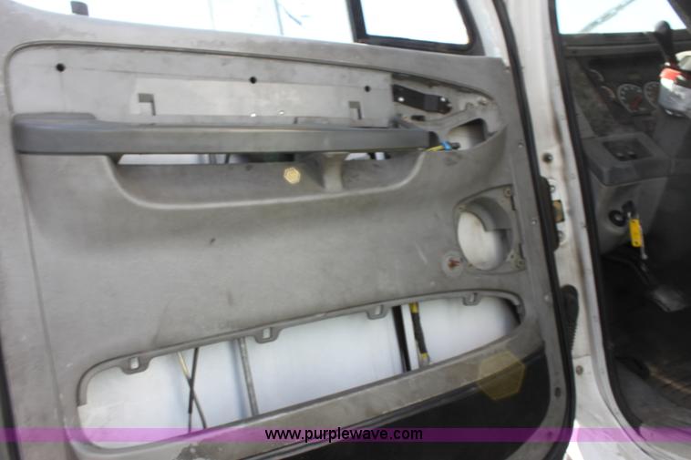 image for item E8124 2002 Freightliner Columbia semi truck