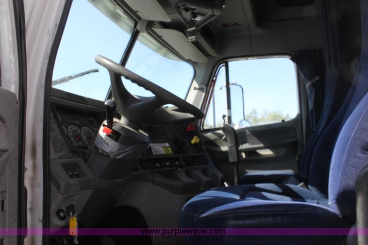 image for item E8124 2002 Freightliner Columbia semi truck