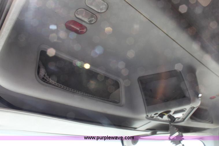 image for item E8124 2002 Freightliner Columbia semi truck