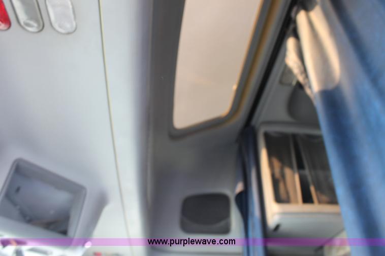 image for item E8124 2002 Freightliner Columbia semi truck