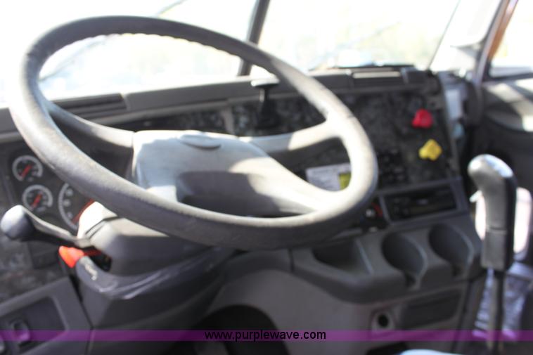 image for item E8124 2002 Freightliner Columbia semi truck