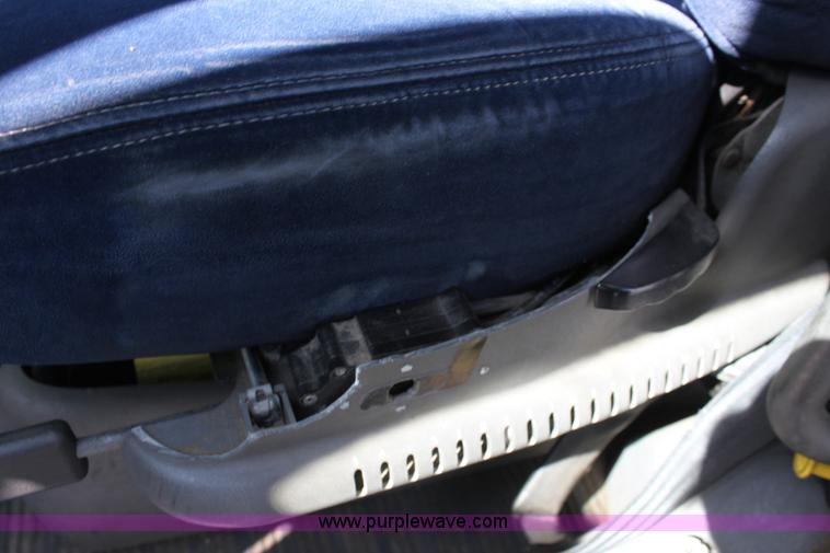 image for item E8124 2002 Freightliner Columbia semi truck