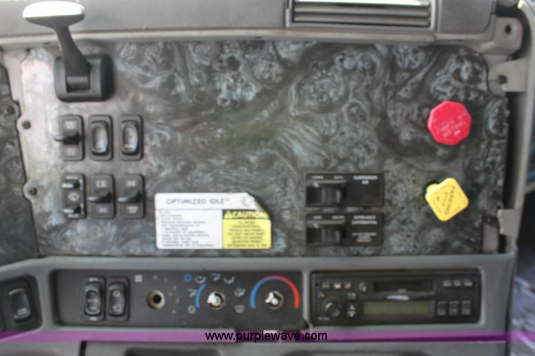 image for item E8124 2002 Freightliner Columbia semi truck