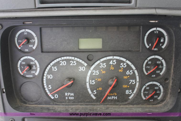 image for item E8124 2002 Freightliner Columbia semi truck