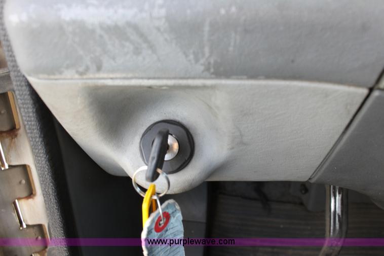 image for item E8124 2002 Freightliner Columbia semi truck