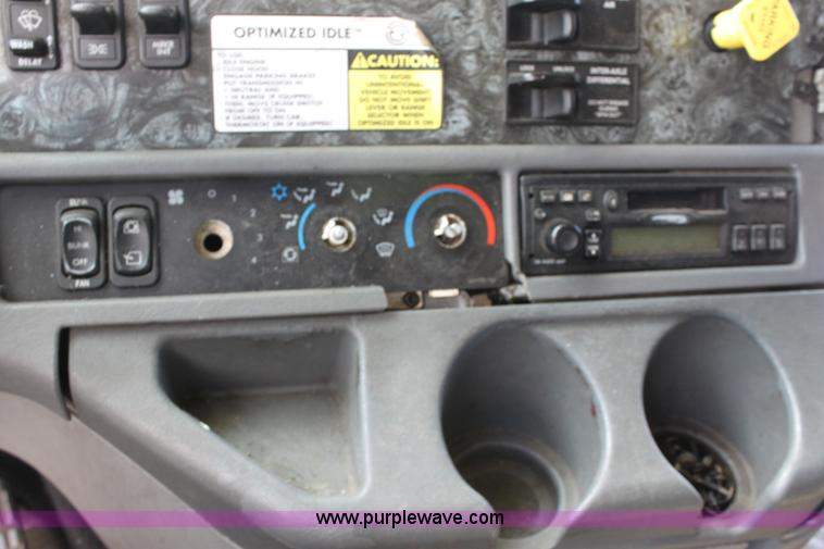 image for item E8124 2002 Freightliner Columbia semi truck