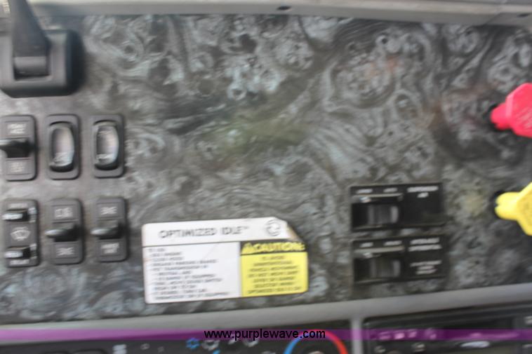 image for item E8124 2002 Freightliner Columbia semi truck