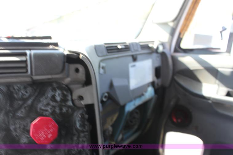 image for item E8124 2002 Freightliner Columbia semi truck