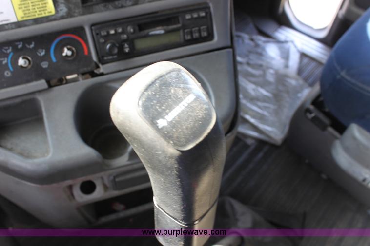 image for item E8124 2002 Freightliner Columbia semi truck