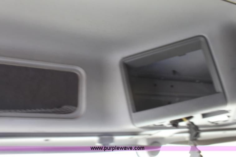 image for item E8124 2002 Freightliner Columbia semi truck