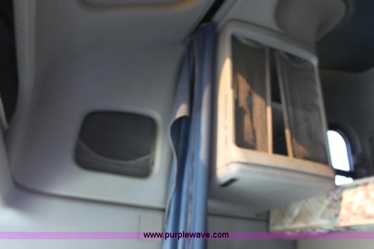 image for item E8124 2002 Freightliner Columbia semi truck