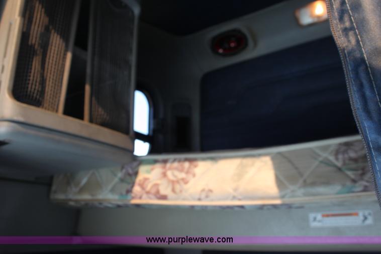 image for item E8124 2002 Freightliner Columbia semi truck