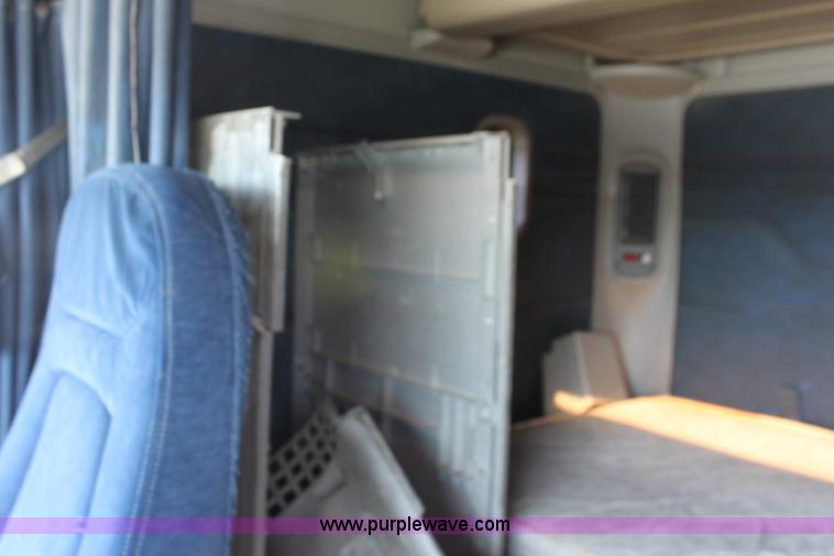 image for item E8124 2002 Freightliner Columbia semi truck