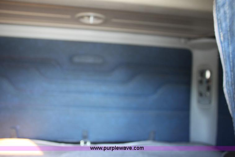 image for item E8124 2002 Freightliner Columbia semi truck