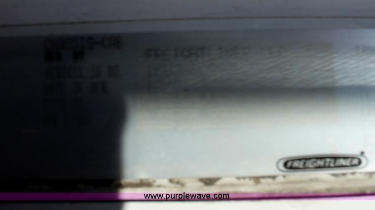 image for item E8124 2002 Freightliner Columbia semi truck