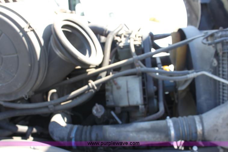 image for item E8124 2002 Freightliner Columbia semi truck