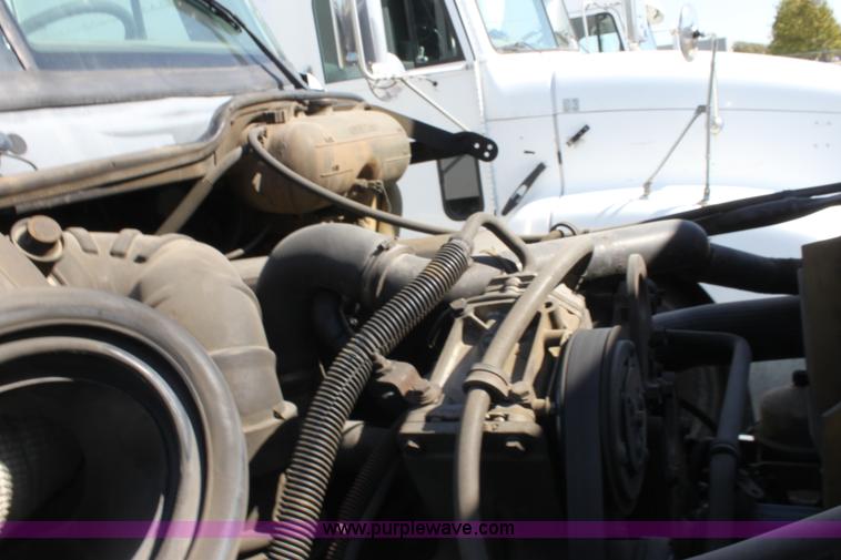 image for item E8124 2002 Freightliner Columbia semi truck