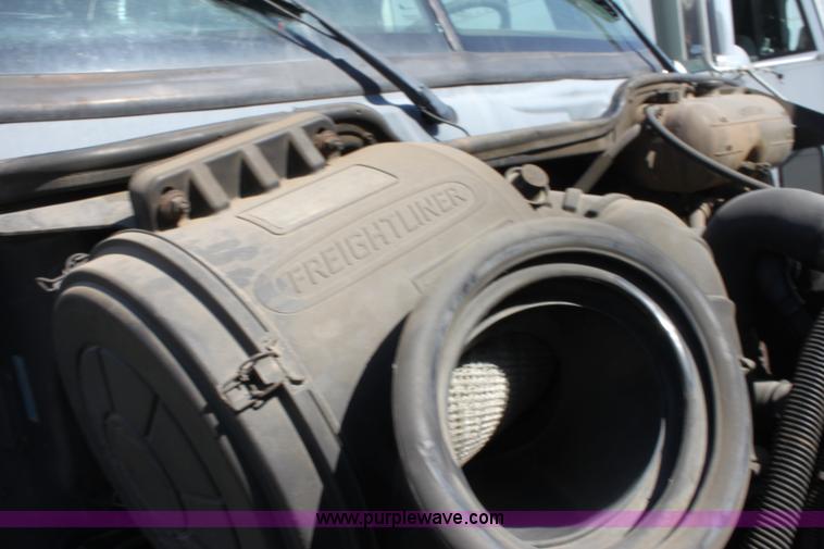 image for item E8124 2002 Freightliner Columbia semi truck