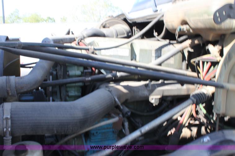 image for item E8124 2002 Freightliner Columbia semi truck