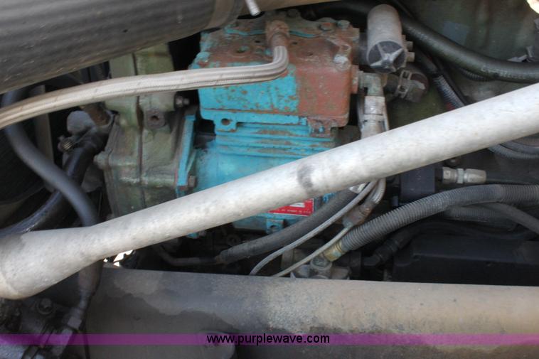 image for item E8124 2002 Freightliner Columbia semi truck