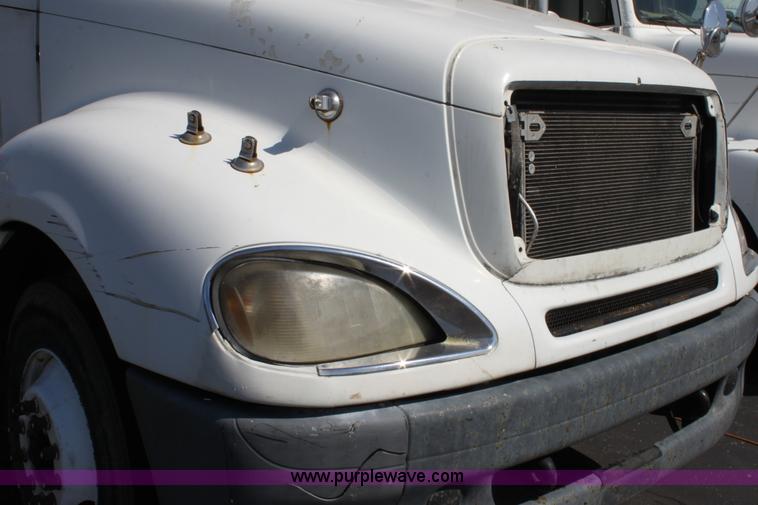 image for item E8124 2002 Freightliner Columbia semi truck