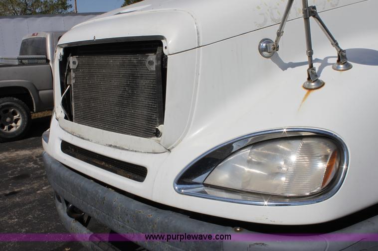 image for item E8124 2002 Freightliner Columbia semi truck