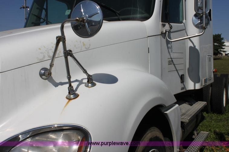 image for item E8124 2002 Freightliner Columbia semi truck