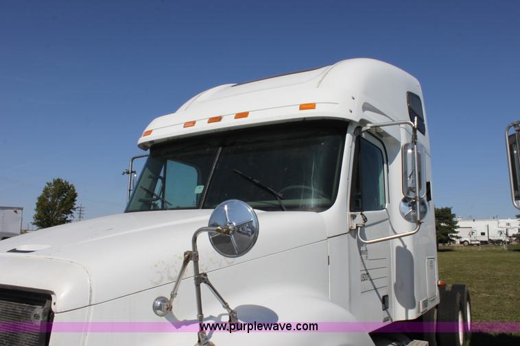 image for item E8124 2002 Freightliner Columbia semi truck