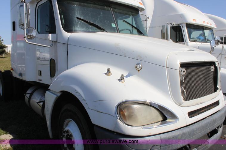 image for item E8124 2002 Freightliner Columbia semi truck