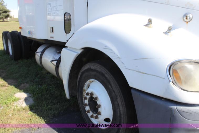 image for item E8124 2002 Freightliner Columbia semi truck