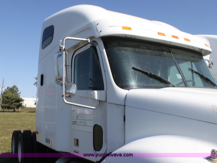 image for item E8124 2002 Freightliner Columbia semi truck