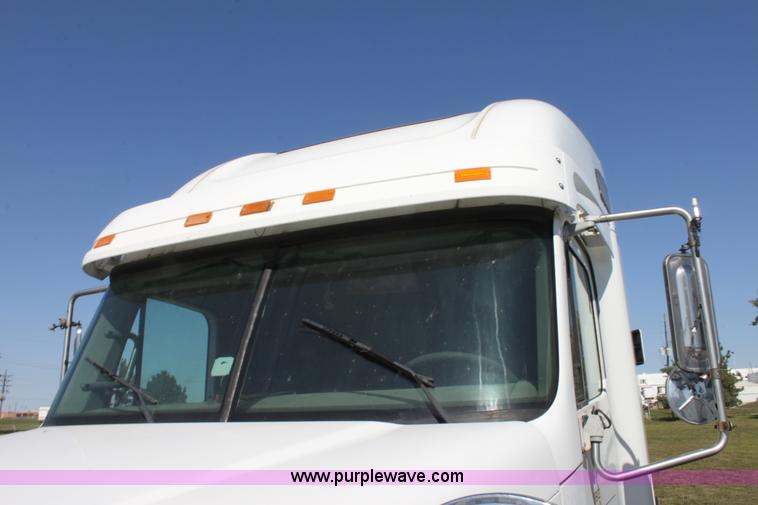 image for item E8124 2002 Freightliner Columbia semi truck